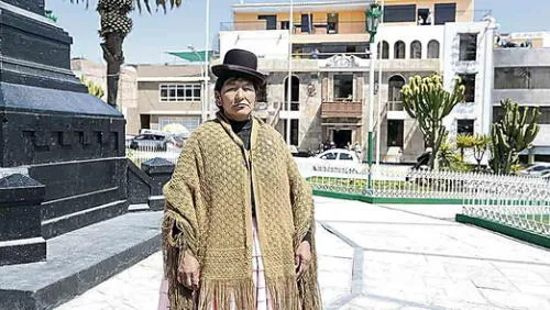 EN LA PLAZA. Bartola Gómez Chávez acusa discriminación.