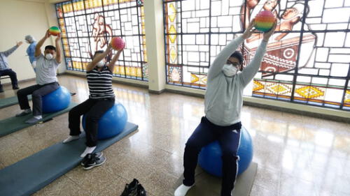 El hospital Dos de Mayo abrió un ambiente de terapia física y rehabilitación para pacientes post-COVID. El hospital Dos de Mayo abrió un ambiente de terapia física y rehabilitación para pacientes post-COVID.