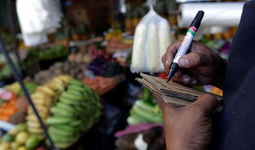 Se vuelve más difícil completar la lista del mercado debido al aumento de los precios. Foto: Efe Lista de mercado