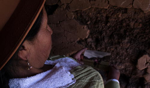 Magda Surichaqui sostiene la fotografía que le tomaron junto a su victimario. Crédito: Buenaletra Producciones