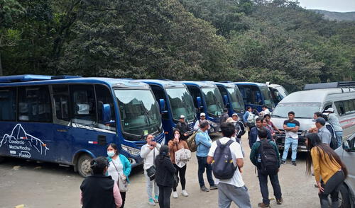 Buses fueron inmovilizados por usar vía férrea.