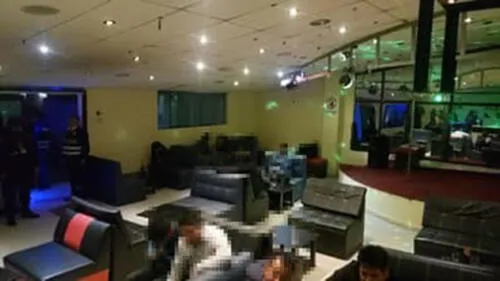 Los agentes habían recibido información que en este local nocturno se ejercía la prostitución clandestina. Los agentes habían recibido información que en este local nocturno se ejercía la prostitución clandestina.
