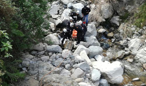 Dos personas fallecen al caer camioneta a un abismo
