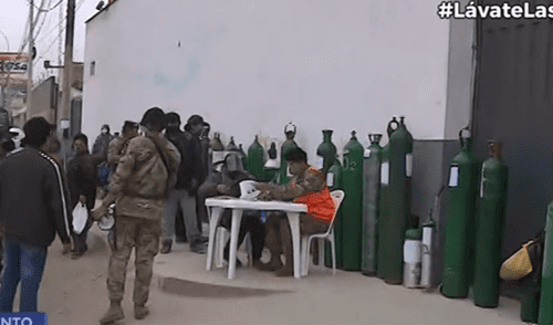 Familiares de pacientes con la COVID-19, dejan sus balones de gas para el día siguiente. / Créditos: Captura de Pantalla - Canal N