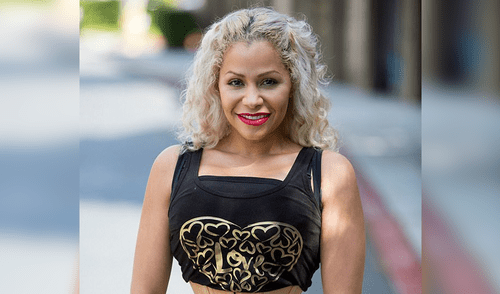 Facebook: Mujer luce cintura de 45 centímetros tras usar corsé por tres años [VIDEO]