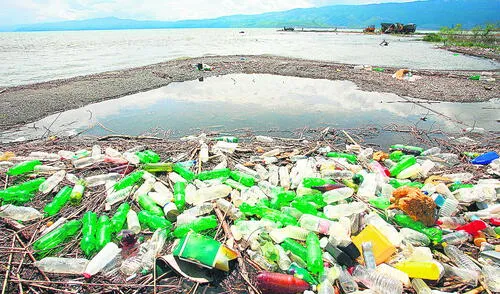 MAR CONTAMINADO DE ENVASES DE PLASTICO MARES OCEANOS CONTAMINACION ECOLOGIA Tres mil millones de bolsas plásticas se usan al año en Perú