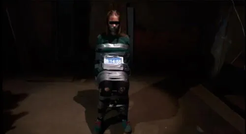 Indignación en internet, por video de chica atada y con una 'cuenta regresiva' [VIDEO]