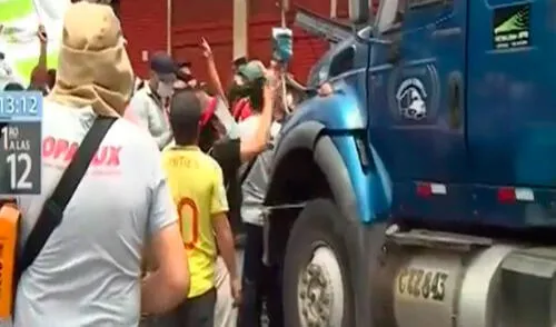 Comerciantes piden por abrir las puertas del centro comercial. Foto: Captura / Canal N Comerciantes piden por abrir las puertas del centro comercial. Foto: Captura / Canal N