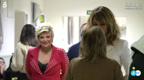 Luego del lío entre ambas presentadoras, María Teresa Campos llegó al estudio para hacer las paces con Emma García. (Foto: Captura)