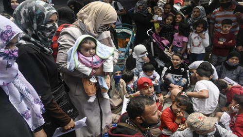 Recognised refugees families and their children stage a protest outside the UNHCR offices in Athens on May 29, 2020 against planned evictions from their places of shelter. - As of June 1st, 2020, authorities will start moving over 11,200 people out of flats, hotels and camps on the mainland, to make room for other asylum seekers currently living in dismal island camps.
Refugees used to be able to keep their accommodation for up to six months until after receiving protected status. (Photo by Louisa GOULIAMAKI / AFP) ss