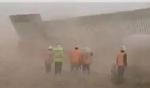 La fuerza de "Hanna" ha derribado parte del muro que ordenó a construir el presidente Trump en la frontera con México. Foto: Captura Video.