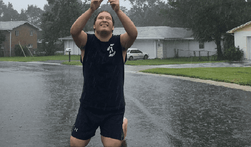 Twitter: Joven hace peculiar ofrenda para 'aplacar la ira' del huracán Irma y se vuelve viral [VIDEO]