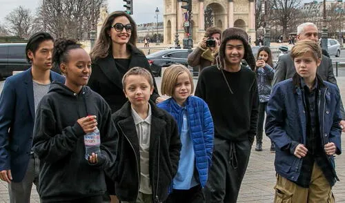 Angelina Jolie recorre Paris junto a sus seis hijos|FOTOS Angelina Jolie recorre Paris junto a sus seis hijos|FOTOS