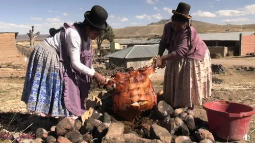 Cholita Julia celebró sus 100 mil subscriptores en Youtube con receta de lechón al horno.