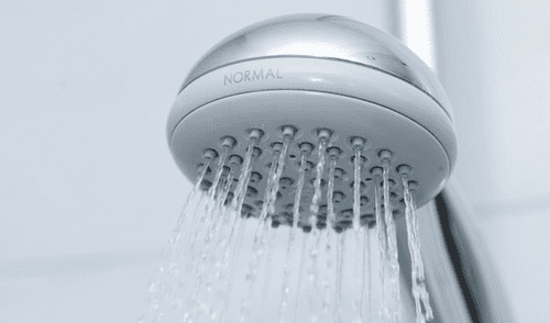 Alerta: peligrosa bacteria dentro de la ducha podría acabar con tu salud