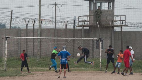 Empezaron con un partido de fútbol amistoso, pero terminó con 16 muertes. Foto: referencial