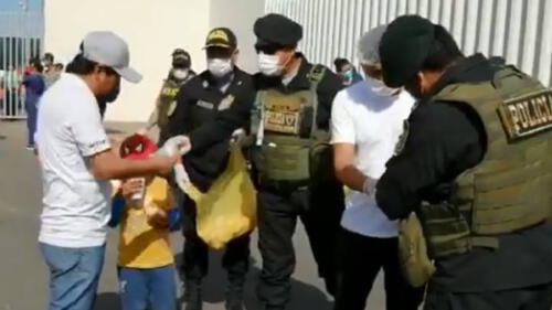 Policías reparten desayunos y mascarillas a pasajeros varados en Aeropuerto Jorge Chávez