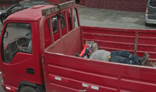 Google Maps: joven queda en shock al hacer zoom en vehículo rojo y descubrir imprudente acto [FOTOS]