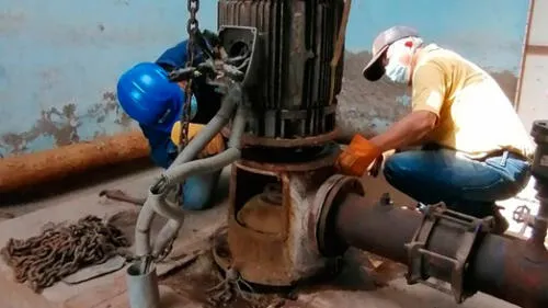 Técnicos de Epsel reparan equipo de bombeo en Lambayeque