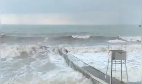 YouTube: hombre intentó desafiar un fuerte oleaje pero terminó haciendo el ridículo YouTube: hombre intentó desafiar un fuerte oleaje pero terminó haciendo el ridículo