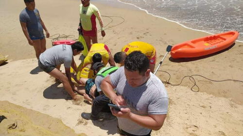Policías ingresaron al mar de Ite para rescatar a pescador. Foto: PNP