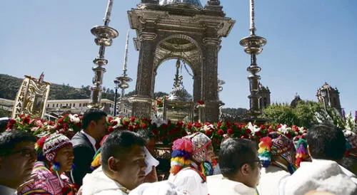 La carroza que lleva al Santísimo Sacramento en el Corpus Christi