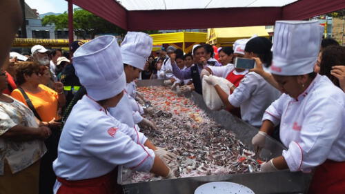 Preparan el ceviche más grande de Chimbote a base de anchoveta 