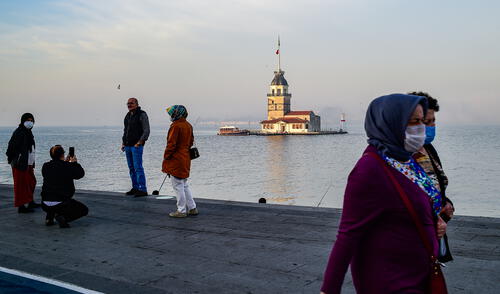 People walk and take pictures on the seaside in the Uskudar district of Istanbul, near the Maidens Tower (back) on a foggy day in Istanbul, on October 25, 2020. (Photo by Yasin AKGUL / AFP) Sin recuperación.