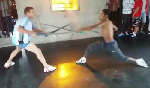 YouTube: dos presos protagonizan violenta pelea con cuchillos gigantes | VIDEO YouTube: dos presos protagonizan violenta pelea con cuchillos gigantes | VIDEO