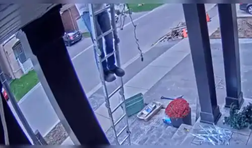 YouTube viral: padre se lleva el susto de su vida tras intentar colocar adornos de navidad [VIDEO]