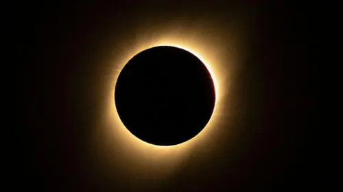 Momento en que la corona solar rodeó la Luna. Foto: AFP. Momento en que la corona solar rodeó la Luna. Foto: AFP.