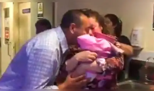 YouTube viral: doctores tienen conmovedor gesto con padres de un bebé prematuro [VIDEO] 