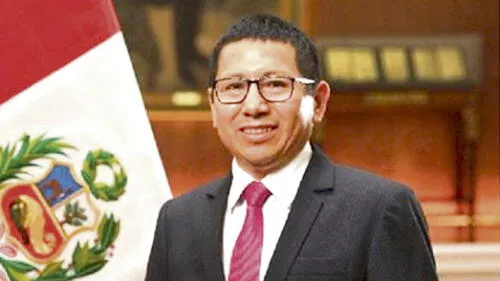 Natural del distrito de Florida Pomacochas, provincia Bongará, en Amazonas. Se identifica como moqueguano, porque allí se desarrolló profesionalmente. Es licenciado en Ingeniería Sanitaria por la Universidad Nacional de Ingeniería (UNI). Tiene estudios de maestría en Gestión y Auditorías Ambientales por la Universidad de Piura. Fue ministro de Vivienda (2016 y 2017). Vuelve al MTC tras renunciar en abril. Gerente regional en Moquegua y Arequipa. Edmer Trujillo Mori Ministro de Transportes