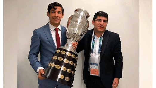 Matías Fernández entregará trofeo al ganador de la Copa América 2019. Foto: AFP Matías Fernández entregará trofeo al ganador de la Copa América 2019. Foto: AFP
