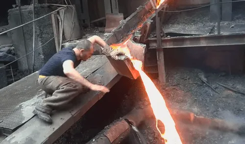 YouTube: obrero mete su brazo en hierro fundido y así quedó su mano [VIDEO] 