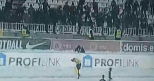 Hinchas del  Partizán atacaron a árbitro lanzándole bolas de nieve 
