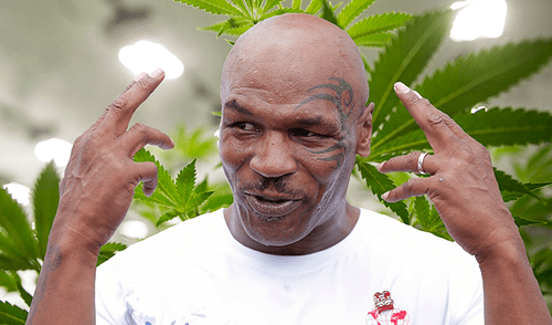 Mike Tyson se fuma un gigantesco porro de marihuana [VIDEO]