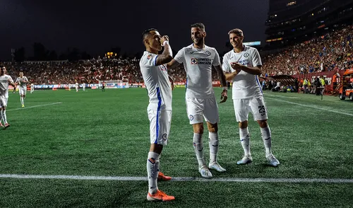 Yoshimar Yotún sufrió una fisura por estrés en el quinto hueso del metatarso izquierdo y estará de baja por 12 semanas. | Foto: AFP Yoshimar Yotún lesionado en Cruz Azul de Liga MX México
