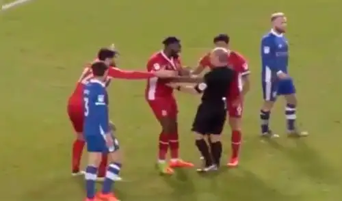 YouTube: árbitro exagera una falta en su contra y expulsa a jugador YouTube: árbitro exagera una falta en su contra y expulsa a jugador