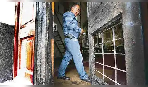 Vándalos intentan quemar iglesia en Arequipa Vándalos intentan quemar iglesia en Arequipa