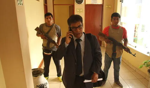 FISCAL WILLIAM RABANAL PALACIOS, CON RESGUARDO POLICIAL CON FUSILES AKM, DURANTE UNA AUDIENCIA EN LA PROVINCIA DE CHEPEN.FISCAL RABANAL ES AMENAZADO DE MUERTE POR  EL CRIMEN ORGANIZADO (ORGANIZACIONES DELICTIVAS, DEDICADAS AL SICARIATO Y LA EXTORSION, QUE OPERAN EN EL DEPARTAMENTO DE LA LIBERTAD, Y A VARIAS DE LAS CUALES, HA LLEVADO A PRISION EN LA CIUDAD DE TRUJILLO.FISCALES AMENAZADOS DE MUERTE-INSEGURIDAD CIUDADANA-CRIMEN ORGANIZADO-DELINCUENCIA-ASESINATOS-FISCALIA ESPECIALIZADA CONTRA EL CRIMEN ORGANIZADO EN LA LIBERTAD.