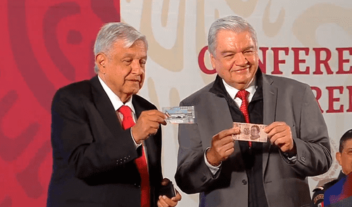 AMLO compra boleto de 500 pesos para rifa de avión presidencial