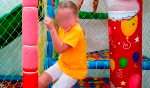 Niña de 5 años entre la vida y la muerte tras ser 'succionada' en una piscina