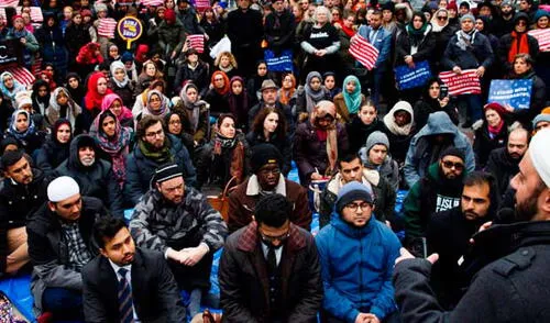 Detienen a refugiados en aeropuerto de Nueva York