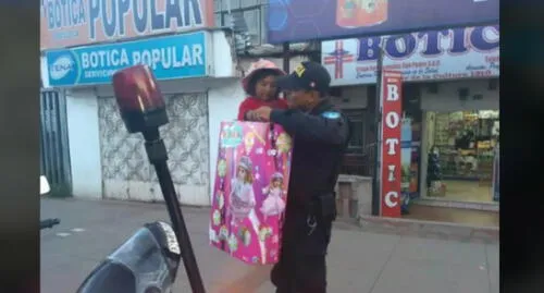 Cusco: policía sorprende con regalo de Navidad a pequeña caramelera [VIDEO]