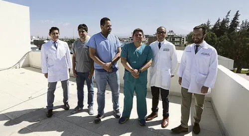 Equipo. Médicos realizaron la cirugía por espacio de ocho horas.
