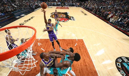 MEMPHIS, TN - NOVEMBER 23: Rajon Rondo #9 of the Los Angeles Lakers shoots the ball against the Memphis Grizzlies on November 23, 2019 at FedExForum in Memphis, Tennessee. NOTE TO USER: User expressly acknowledges and agrees that, by downloading and or using this photograph, User is consenting to the terms and conditions of the Getty Images License Agreement. Mandatory Copyright Notice: Copyright 2019 NBAE Joe Murphy/NBAE via Getty Images/AFP Lakers vs. Grizzlies se enfrentan en partido de la temporada regular de la NBA. Foto: AFP.