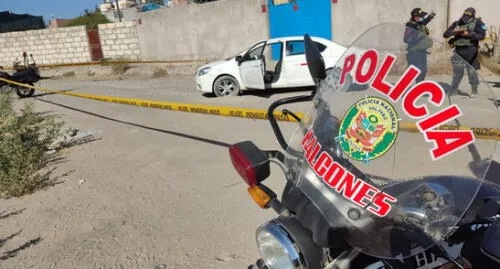 Peritos de criminalística realizaron el recojo de huellas y evidencias en el interior del auto. Foto: PNP