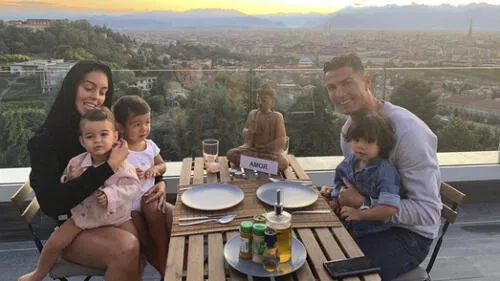 Cristiano Ronaldo se rinde ante los encantos de su hija. Foto: Instagram