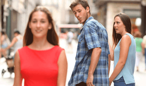 Hombre recrea accidentalmente el meme del "novio distraído" y se hace viral [FOTOS]